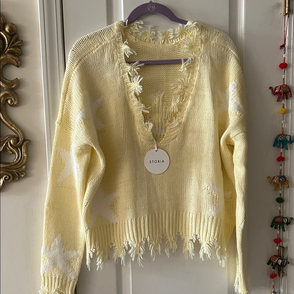 Storia Pale Yellow V-Neck Fringe Sweater with White Star Details